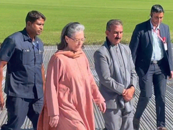 शिमला पहुंची सोनिया गांधी का स्वागत करते हुए कांग्रेस नेता।