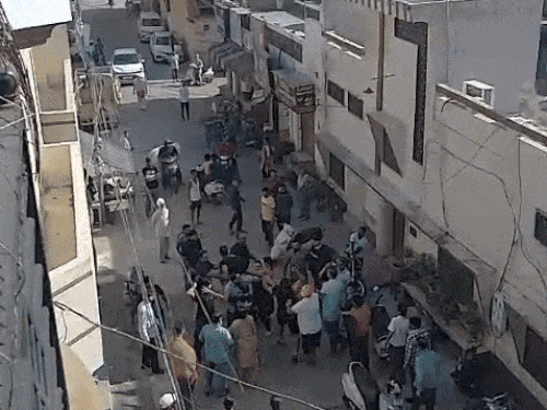 जालंधर के प्रीत नगर में दोनों पक्षों में होती मारपीट। - Dainik Bhaskar