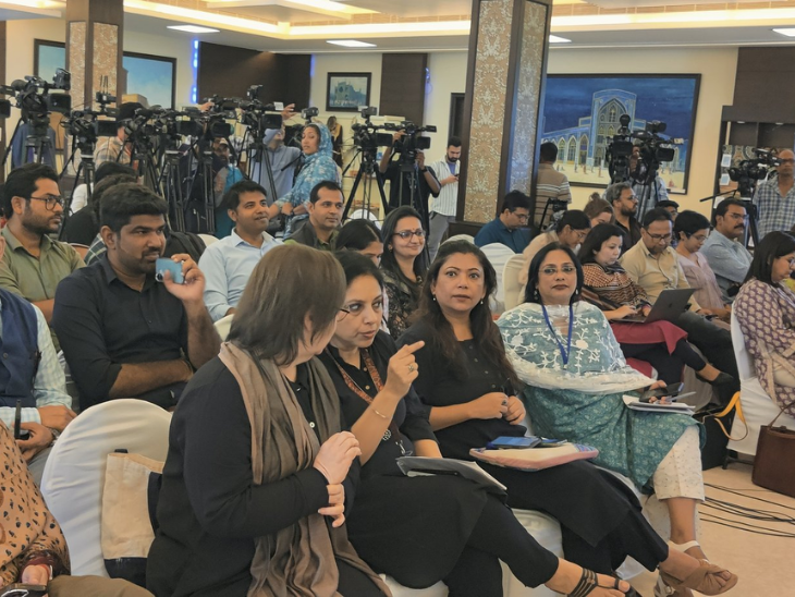 मुत्तकी की प्रेस कॉन्फ्रेंस में शामिल महिला पत्रकार। (सोर्स-X)