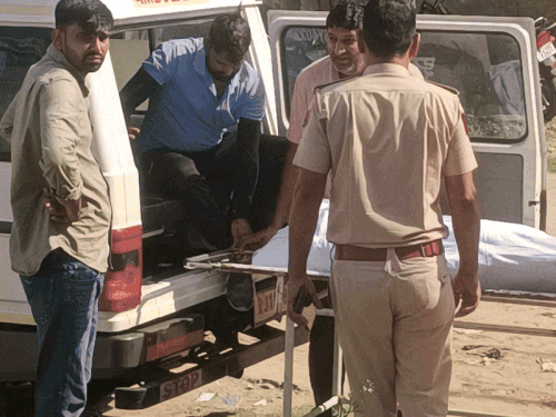 परिवार का आरोप है कि सुरेश सैन लंबे समय से परेशान थे। उन्होंने परिवार से भी अपनी परेशानी शेयर की थी।