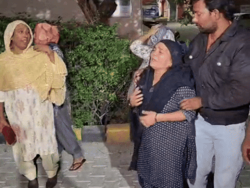 महिला की मौत के बाद मौके पर पहुंचे परिजन।