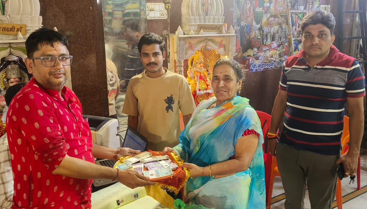 महालक्ष्मी मंदिर की सजावट के लिए रुपए देते श्रद्धालु।
