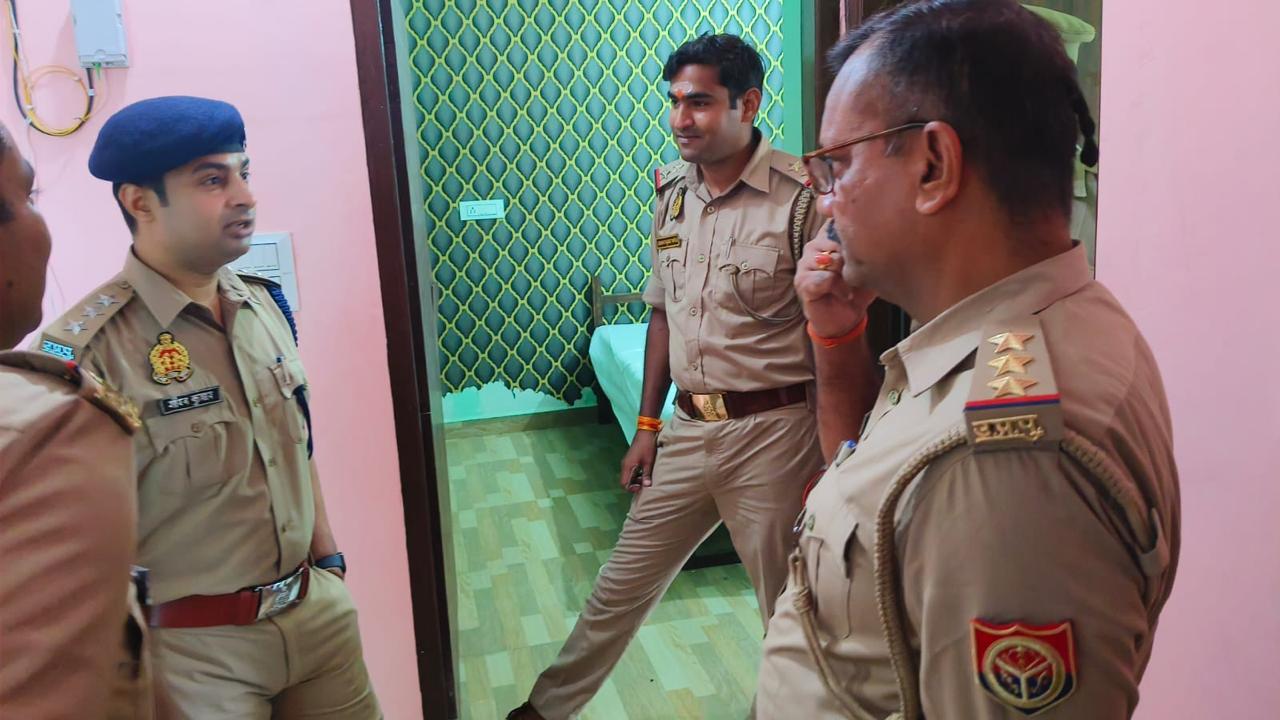 एसीपी गौरव कुमार ने इंस्पेक्टर को क्षेत्र के सभी संदिग्ध स्थानों पर निगरानी का निर्देश दिया।