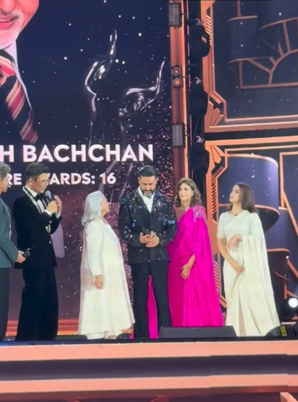 अमिताभ बच्चन के सफर का भी फिल्मफेयर सेरेमनी में जश्न मनाया गया। इस दौरान मंच पर बेटे अभिषेक बच्चन, पत्नी जया, बेटी श्वेता और नातिन नव्या नवेली मौजूद रहीं।