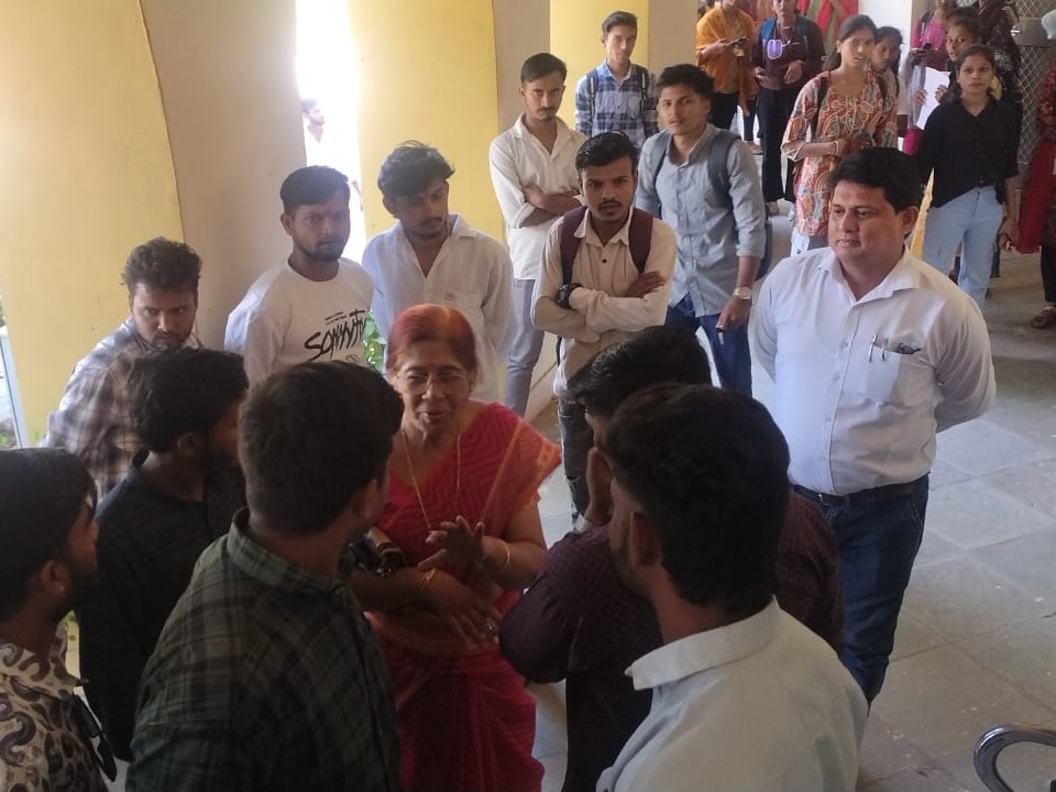 प्रोफेसर्स ने छात्रों को समझाने का प्रयास किया।