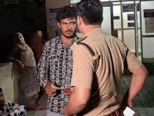 पुलिस को शिकायत देते बच्चे का पिता गुरसेवक।