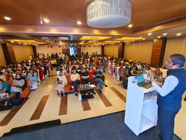 पटना में हुई कार्यशाला में आदित्य बिड़ला सनलाइफ एएमसी के असिस्टेंट वाइस प्रेसिडेंट(इन्वेस्टर एजुकेशन एवं डिस्ट्रीब्यूशन डेवेलपमेंट) मोहम्मद आमिर सुलेमान। - Dainik Bhaskar