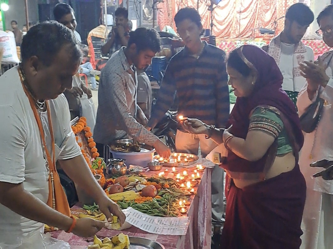 Deepdan Deepdan program organized in Mursan | मुरसान में हुआ दीपदान कार्यक्रम ...