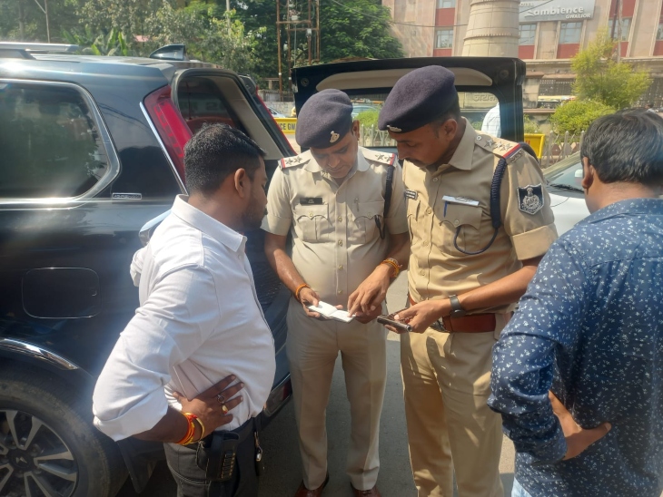 कार सवार से मिली पिस्टल, लाइसेंस होने पर जाने दिया। 15 तारीख तक शहर में नहीं लाने की दी गई सलाह।