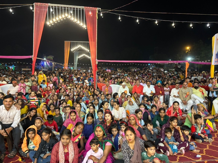 रामलीला देखने पहुंचे शहरवासी