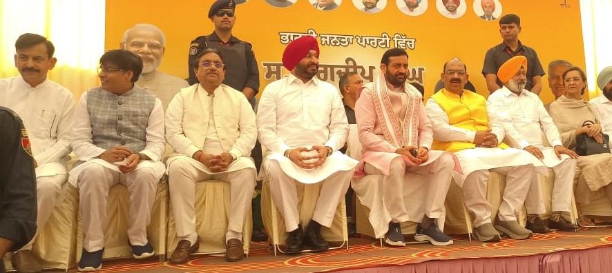 शिअद नेता जगदीप चीमा को पार्टी में शामिल करवाने के दौरान मंच पर बिराजमान हरियाणा के मुख्यमंत्री नायब सिंह सैनी व अन्य।