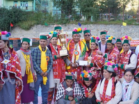 विजेता खिलाड़ी अपने पुरस्कारों के साथ।