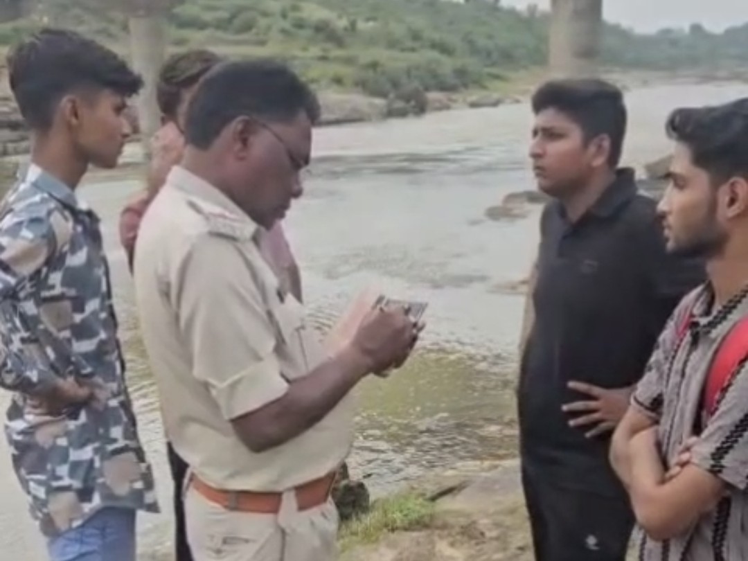 दोस्तों ने पूरी घटना की जानकारी पुलिस को दी।