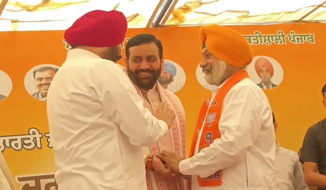 पंजाब भाजपा कार्यालय में जगदीप सिंह चीमा से मिलते हुए नायब सिंह सैनी व रवनीत सिंह बिट्टू।