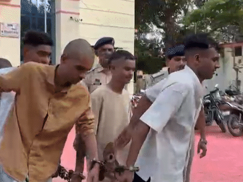 पुलिस ने सभी आरोपी को कोर्ट में पेश किया। जहां से उन्हें न्यायिक रिमांड पर जेल भेज दिया गया है।