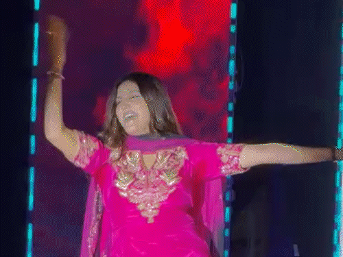 सपना चौधरी शो के दौरान नोट उड़ाकर हो हल्ला कर रहे युवकों से परेशान थीं।