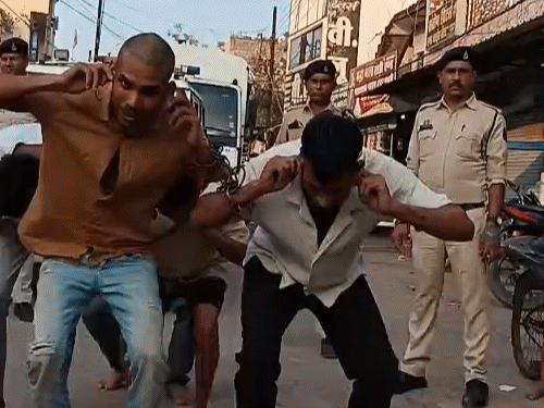 जुलूस के दौरान के पुलिस ने आरोपियों से उठक-बैठक लगवाई और माफी मंगवाई।