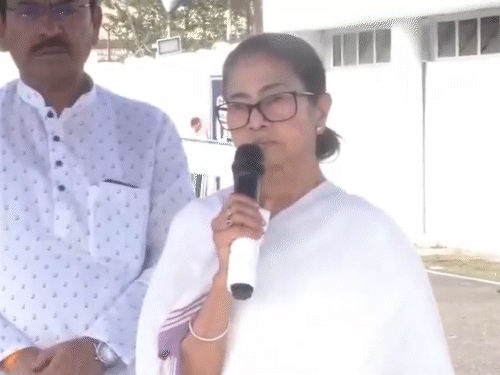 Mamta, while talking to journalists at the helipad on her way to North Bengal on Sunday, made the statement, which was criticized. - Dainik Bhaskar