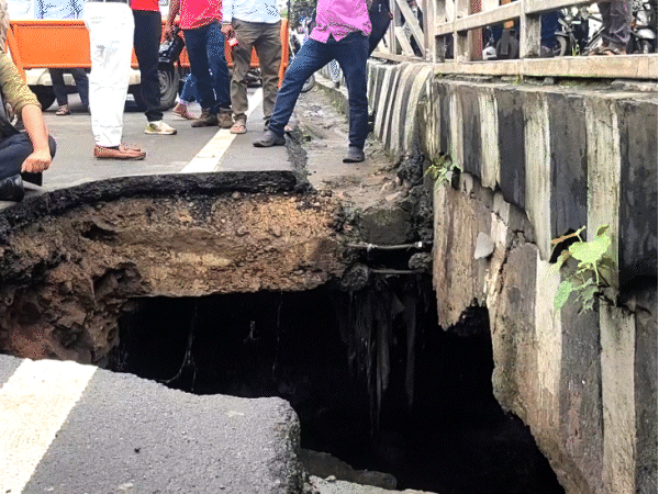 4 महीने पहले भी भोपाल के एमपी नगर में सड़क धंस गई थी।