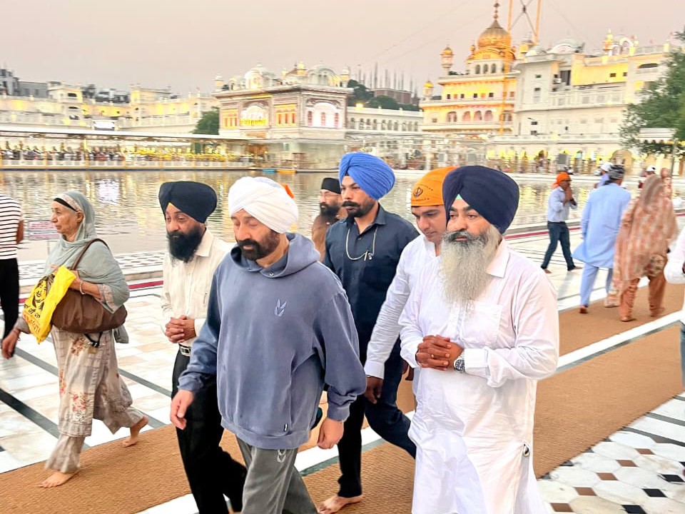 गोल्डन टेंपल में माथा टेकने के बाद सनी देओल मुंबई लौट गए।