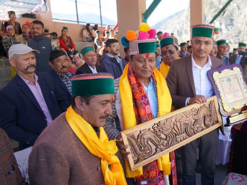 राजस्व मंत्री जगत सिंह नेगी लोगों को सम्मानित करते हुए।