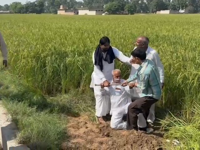 आपस में झगड़ा करते हुए लोग।