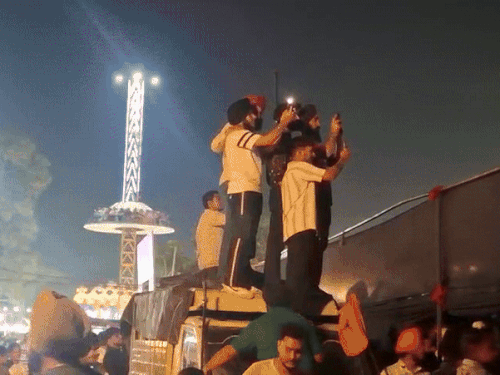 सरकारी प्रापर्टी फायर ब्रिगेड और अन्य लोगों के वाहनों की छत्तों पर चढ़े युवक, जिन्हें रोकने के लिए कोई पुलिस बल तैनात नहीं था।