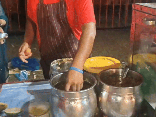 बिना ग्लव्स पहने और सिर पर टोपी पहने अनहाइजनिक तरीके से लोगों को परोसे जा रहे गोल गप्पे।