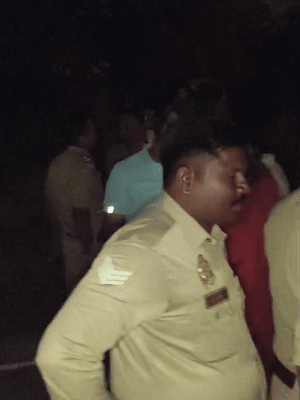 एनकाउंटर स्पॉट पर पुलिस बल और अधिकारी जमा हो गए।