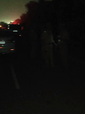 जिस सड़क पर भाग रहा था जब उसमें दोनों ओर से बदमाश घिर गया तो गाड़ी से उतरकर भागने लगा था।