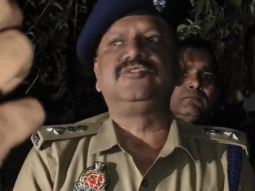 डीसीपी पश्चिम विश्वजीत श्रीवास्तव ने बताया- बदमाश कार से भागने की फिराक में था।