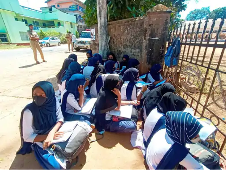 केरळमधील एका शाळेत आठवीची विद्यार्थिनी हिजाब घालून आली: गेटवर थांबवल्याने उडाला गोंधळ; वाद वाढल्यामुळे दिली 2 दिवसांची सुट्टी २०२२ मध्ये, कर्नाटकातील शाळा आणि महाविद्यालयांमध्ये हिजाब घालण्यावरून वाद निर्माण झाला होता, त्यानंतर उच्च न्यायालयाने शैक्षणिक संस्थांमध्ये हिजाब घालण्यावरील बंदी कायम ठेवली.