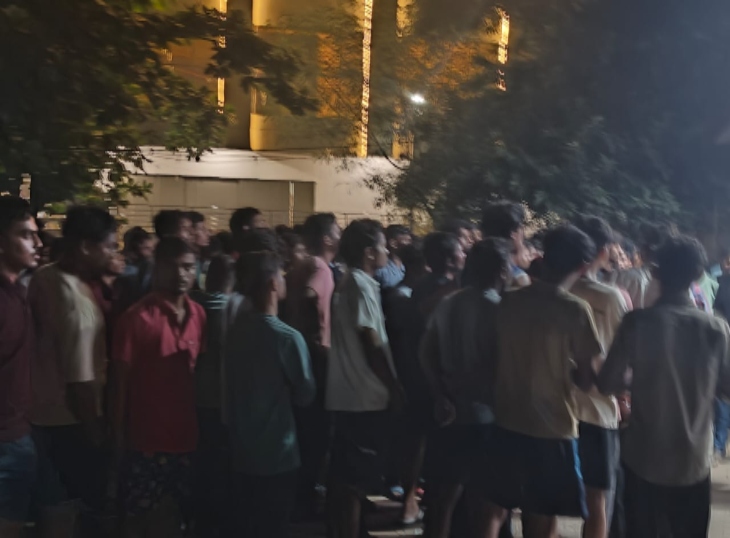 हॉस्टल में विवाद होने के बाद आक्रोशित छात्र थाना पहुंचे।