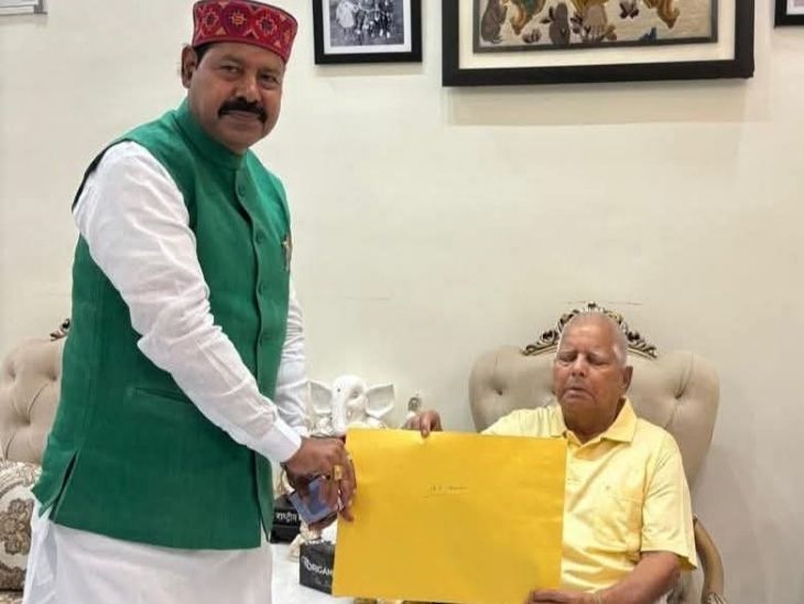 काही दिवसांपूर्वी परिसरातील पंचायत सचिवांना शिवीगाळ केल्यानंतर वादात सापडलेल्या मनेरमधून राजद नेते भाई वीरेंद्र पुन्हा निवडून आले आहेत.
