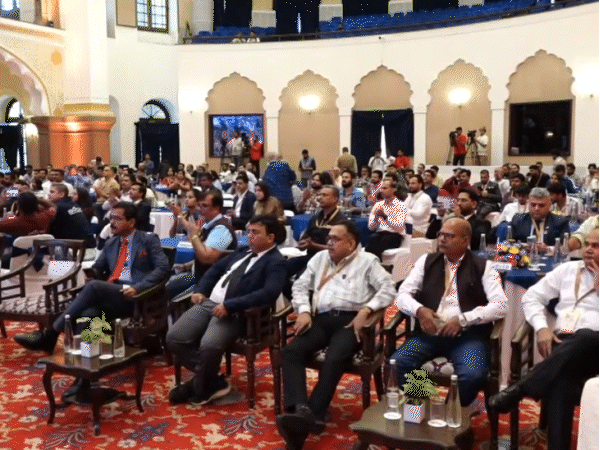 ट्रैवल मार्ट में शामिल लोग।