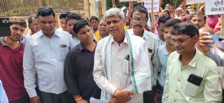 रायगढ़ में कंपनी के खिलाफ ग्रामीणों ने विरोध जताया:  11 सूत्रीय मांगो को लेकर सौंपा आवेदन, ग्रामीण बोले- 15 दिनों में समस्या का निराकरण नहीं होने पर करेंगे आंदोलन – Raigarh News