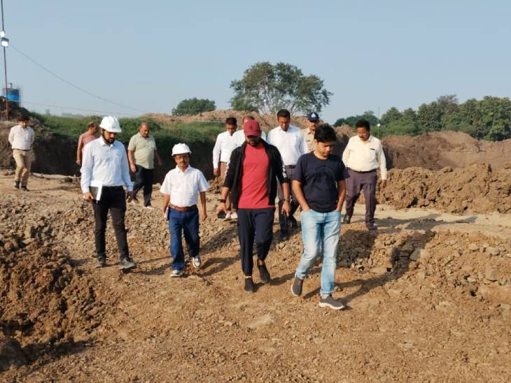 अधिकारियों के साथ दौरा करने पहुंचे नगर निगम आयुक्त।