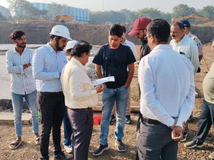 एसटीपी प्लांट का दौरा करने के दौरान अधिकारी से जानकारी लेते नगर निगम आयुक्त दिलीप कुमार यादव।