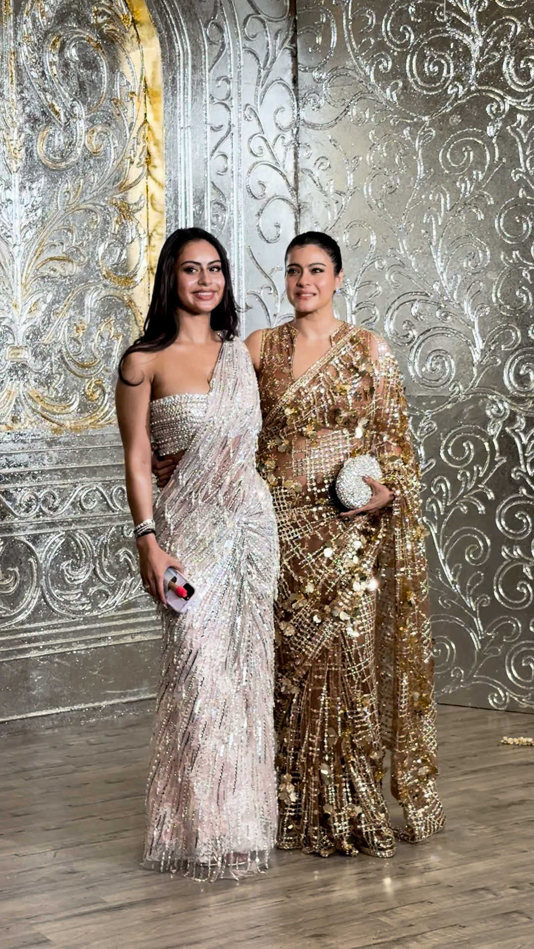 काजोल बेटी निसा के साथ मनीष मल्होत्रा की पार्टी में पहुंचीं। उन्होंने गोल्डन और उनकी बेटी ने सिल्वर साड़ी पहन रखी थी।
