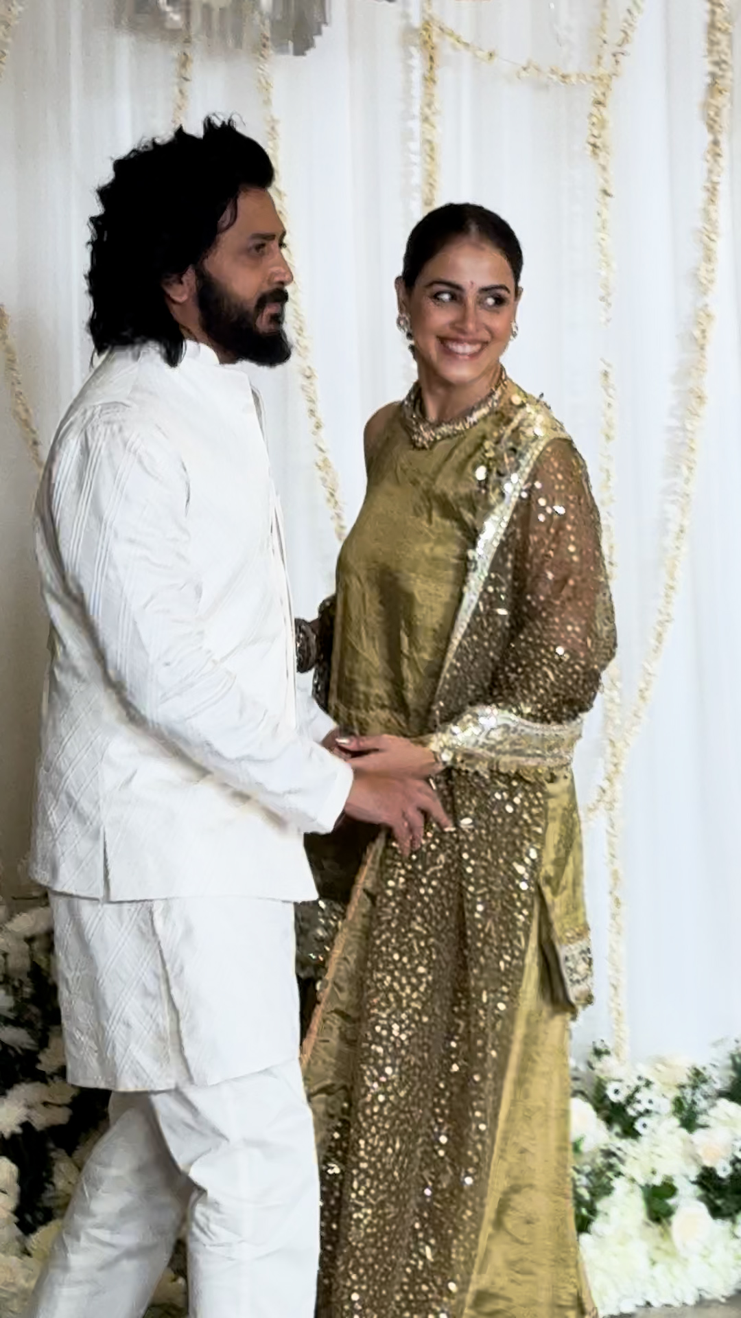 रितेश देशमुख और जेनेलिया डिसूजा साथ पार्टी में पहुंचें। रितेश और जेनेलिया ने ट्रेडिशनल आउटफिट पहने थे।