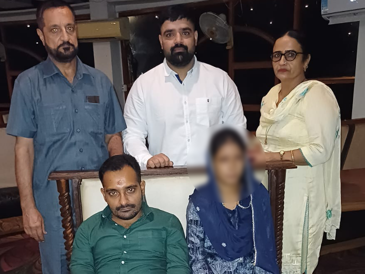 रिश्ता पक्का होने के समय युवक और युवती के साथ लड़के के परिजन।