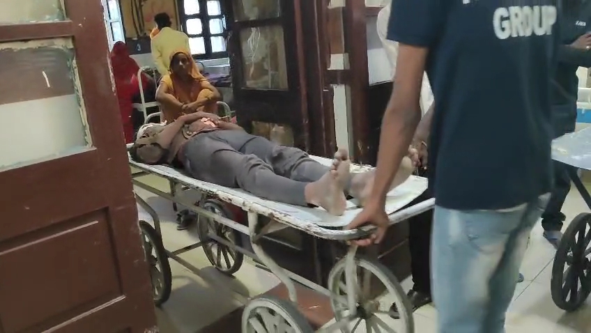 घायलों को जावरा अस्पताल लेकर आए।