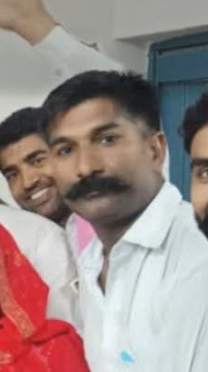 सतबीर का फाइल फोटो, मूंछों में दिखाई देते हुए