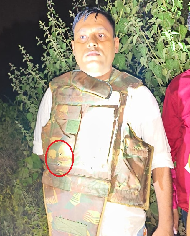 हेड कॉन्स्टेबल अतुल की बुलेट प्रूफ जैकेट पर बदमाश की गोली लगी।