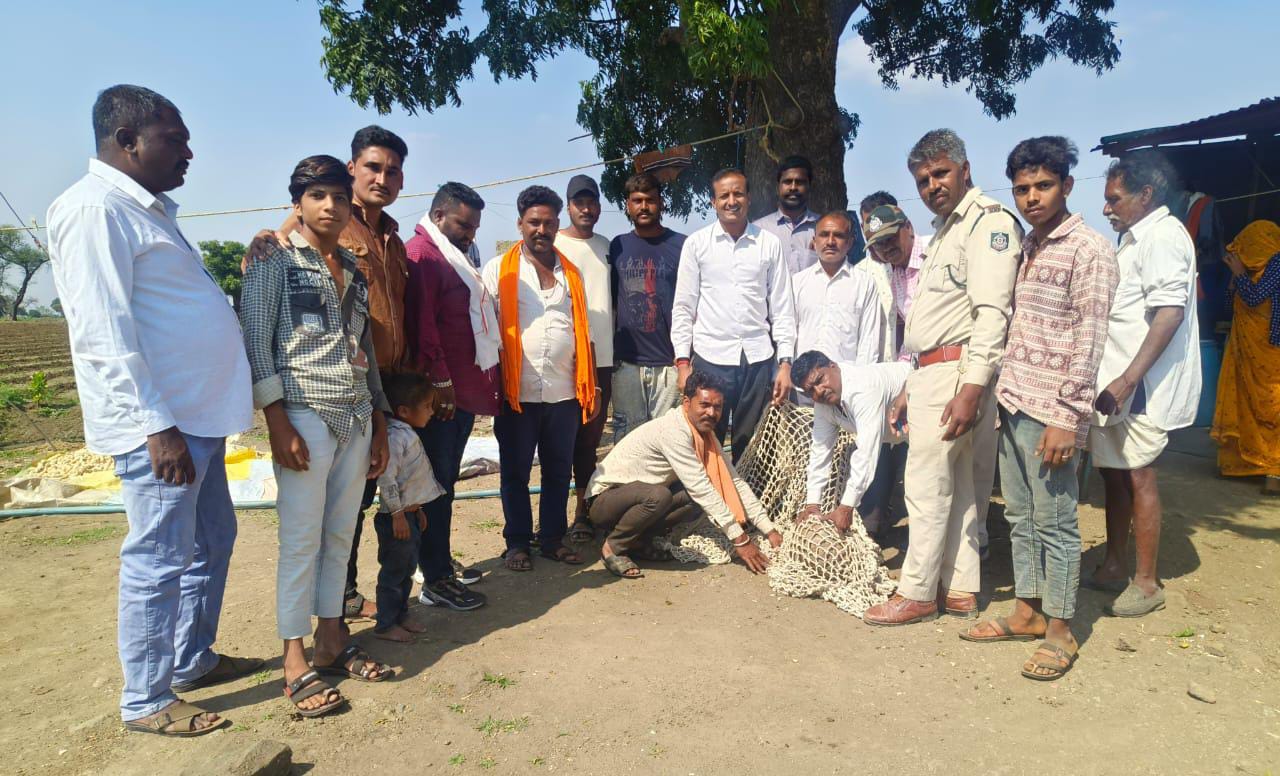 वन विभाग की टीम ने रेस्क्यू कर ग्रामीणों के साथ मौजूद।