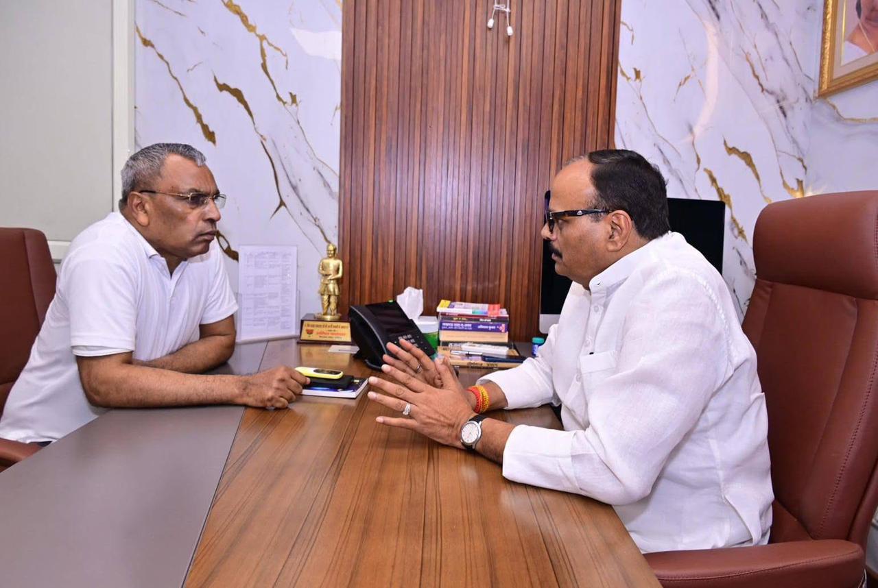 सीट बंटवारे में अलग-थलग पड़े राजभर ने रविवार को डिप्टी सीएम ब्रजेश पाठक से मुलाकात की थी।