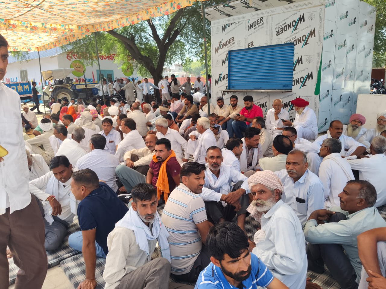 सिविल अस्पताल में सतबीर सुसाइड मामले में धरने के दौरान बैठे परिजन व ग्रामीण