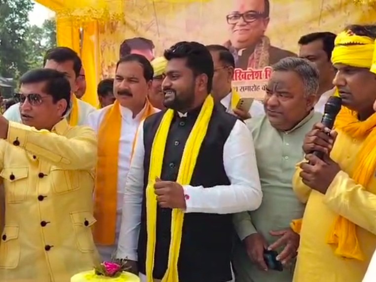 अरविंद राजभर ने बलिया के बेरूआरबारी में मीडिया से बात की।