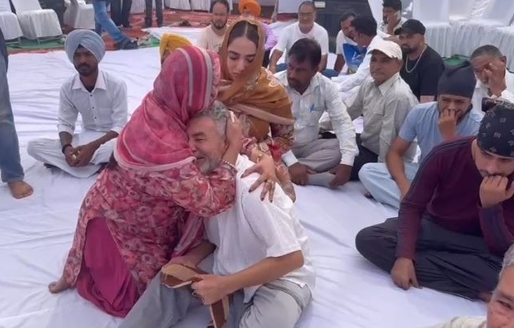 पत्नी परवीन बेगम की मौत के बाद इकबाल मोहम्मद गहरे सदमे में थे। प्रवीन बेगम को सुपुर्द ए खाक किए जाने के वक्त भी वह बहुत दुखी थे। इस दौरान परिजन उन्हें ढांढस बंधा रहे थे। पत्नी की मौत के बाद से वे गुमसुम थे।