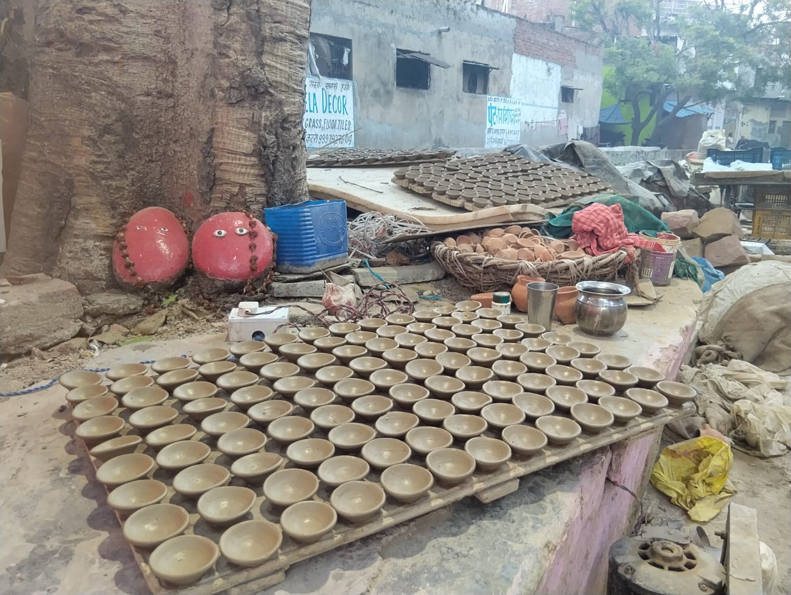 दीवाली के लिए तैयार होते हुए मिट्टी के दीये